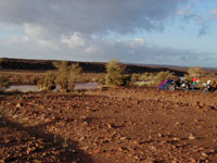 Zum Vergr��ern einfach klicken ! - Ein Fluss neben unserem Camp